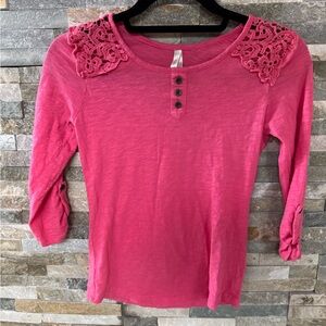 🔴$3 bundle only🔴 Pink Lace Shoulder Top